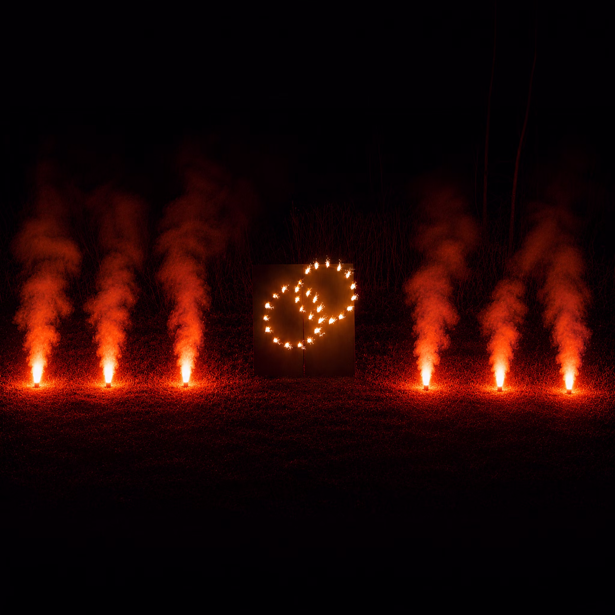 Lichterbild Brennende Ringe mit rotem Bengalfeuer Geschenkidee Hochzeit Verlobung Heiratsantrag Goldene Hochzeit Jubiläum Brennende Eheringe mit sechs Bengaltöpfen bei Dunkelheit aus der Ferne.