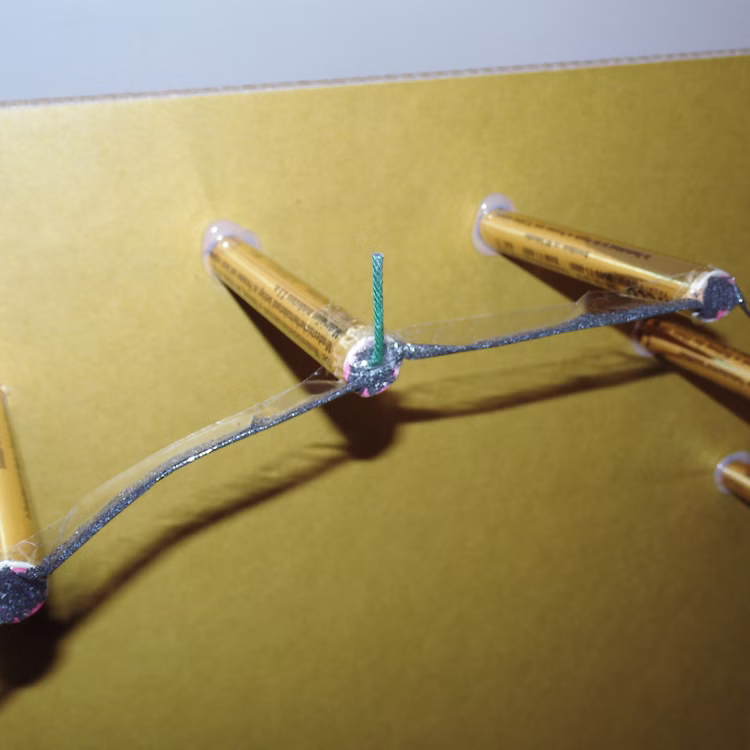 Lichterbild Brennende Ringe mit rotem Bengalfeuer Geschenkidee Hochzeit Verlobung Heiratsantrag Goldene Hochzeit Jubiläum Nahaufnahme Zündschnur auf stabiler Trägerplatte.