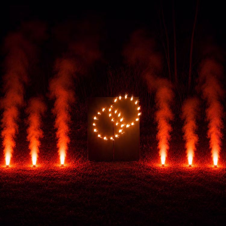 Lichterbild Brennende Ringe mit rotem Bengalfeuer Geschenkidee Hochzeit Verlobung Heiratsantrag Goldene Hochzeit Jubiläum Brennende Eheringe mit sechs Bengaltöpfen bei Dunkelheit.