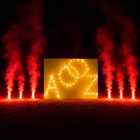 Lichterbild Brennende Ringe mit zwei Buchstaben zur Auswahl inklusive sechs Bengaltöpfe bei Dunkelheit.