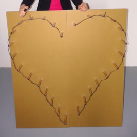 Lichterbild Brennendes Herz mit Feuerzeug bereit zum Anzünden.