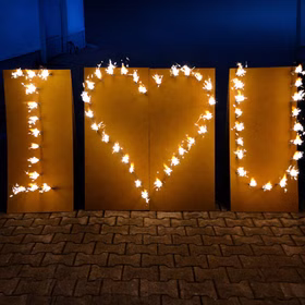 Lichterbild Brennendes Herz I love U aufgenommen zur Blauen Stunde.