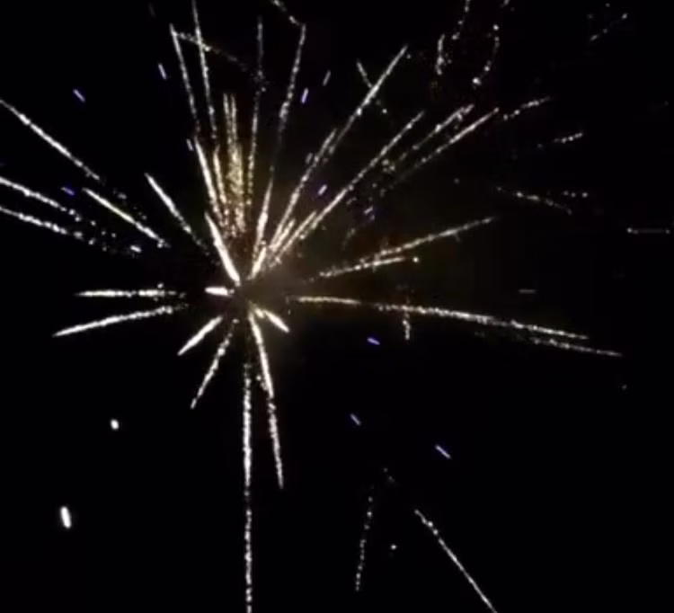 Feuerwerk Effekt Bild Beispiel 2 Adventure Time Verbundfeuerwerk - Hochzeitsfeuerwerk, Silvester Feuerwerk Feuerwerk Effekt Bild Beispiel 2 Adventure Time Verbundfeuerwerk - Hochzeitsfeuerwerk, Silvester Feuerwerk