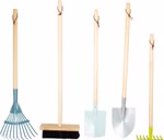 11883-legler-small-foot-grosses-gartenwerkzeug-set-b.jpg