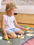 11098-small-foot-Geschirr-und-Topfset-Kinderkueche-Bloggerbild-1.jpg