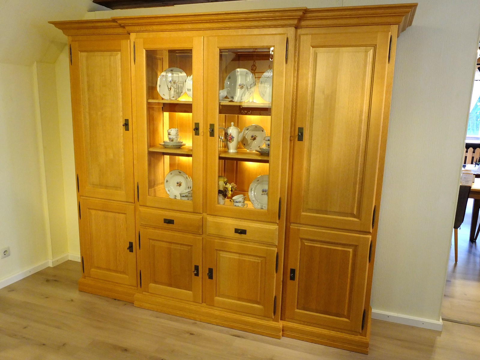 Norden Wohnschrank 4-türig - Breite 246 cm Höhe 210 cm - Schrank im Landhausstil, Eiche, Buche oder Kirschbaum massiv