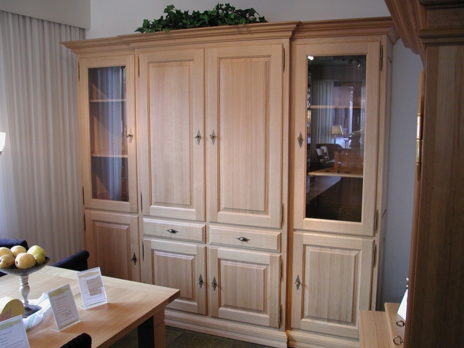 Norden Schrank / Wohnzimmer-Schrank 4-türig, Vitrine Außen, Breite 246 cm - Höhe 210 cm - Tiefe 59 cm, Schrank im Landhaus-Stil Eiche massiv