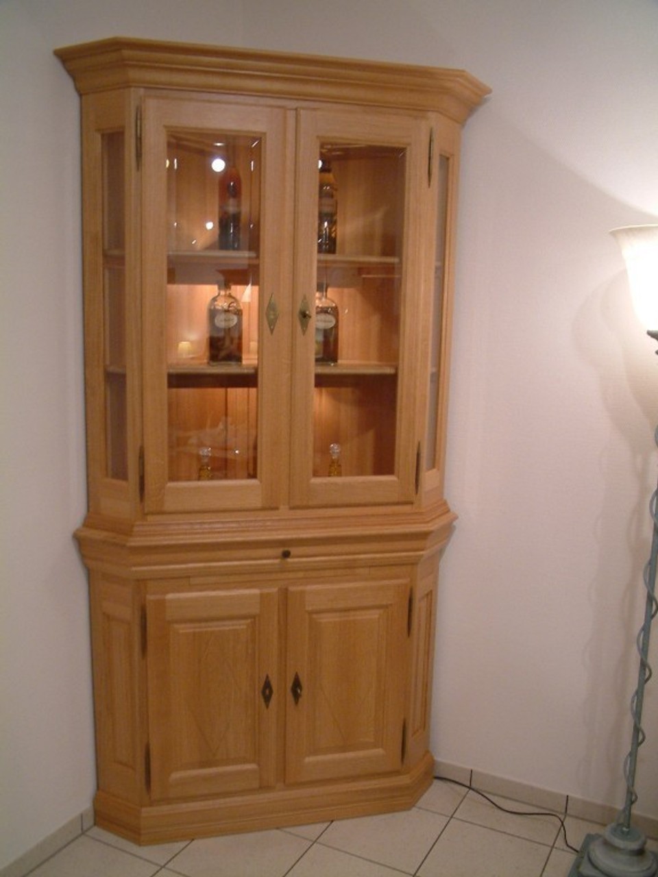 Norden Eckvitrine 2-türig, Schenkelmaß 80 cm X 80 cm, Eiche massiv, Landhausstil auch in Buche oder Kirschbaum