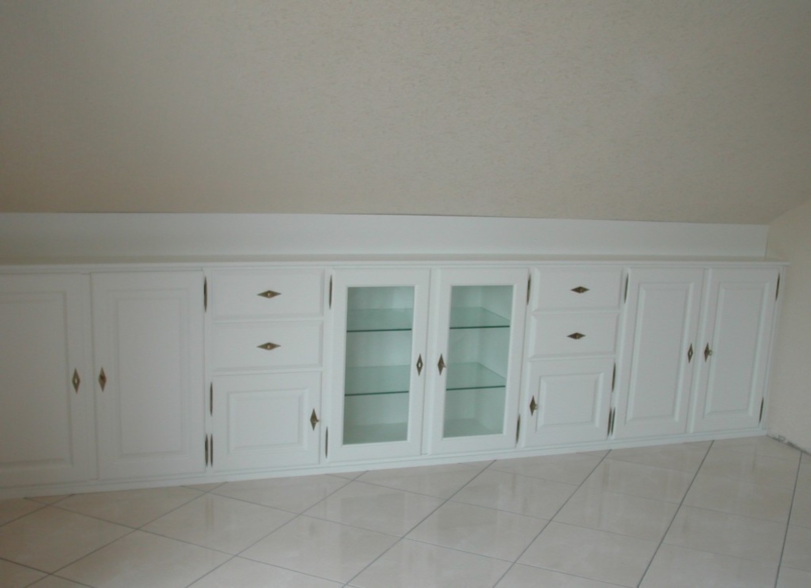 Norden Einbauschrank Kommode Sideboard Anrichte - für Dachschräge bzw. Drempel in Eiche massiv weiß lackiert - auch in Buche oder Kirschbaum möglich