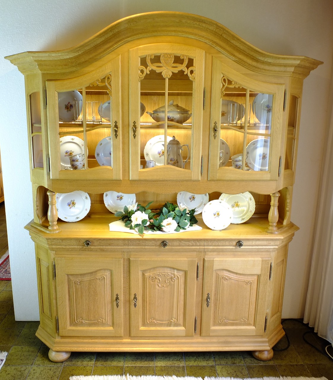 Soltau Vitrine / Bogenvitrine / / Buffetvitrine / Glasvitrine / rustikal gelaugt, Eiche voll massiv, Modell: Soltau 3-türig mit Nische