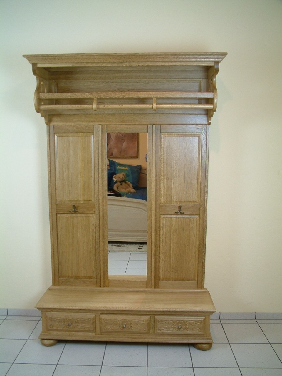 Garderobe Rehburg mit Spiegel, Maßgarderobe in Eiche massiv mit Schnitzerei gelaugt, rustikal oder Natur
