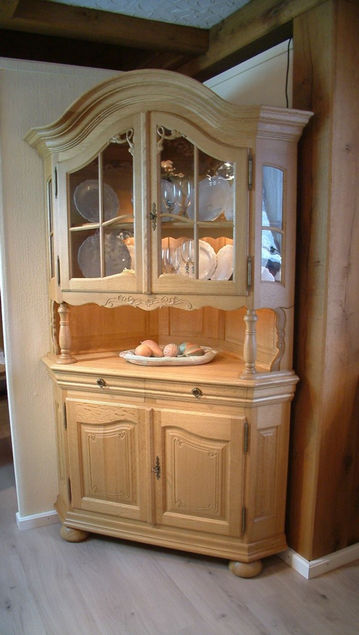 Soltau Eck-Vitrine / Bogenvitrine / Buffetvitrine rustikal gelaugt, Eiche voll massiv, Modell: Eckvitrine Soltau 2-türig mit Nische