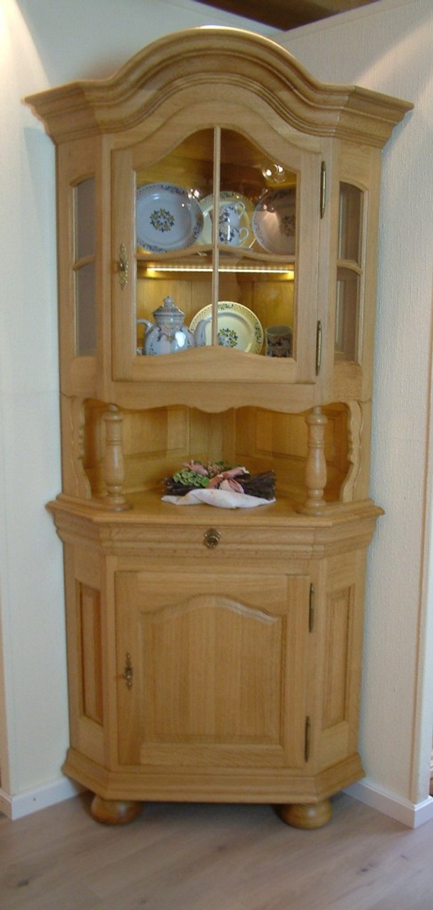 Soltau Eck-Vitrine / Bogenvitrine / Buffetvitrine rustikal gelaugt, Eiche voll massiv, Modell: Eckvitrine Soltau 1-türig mit Nische