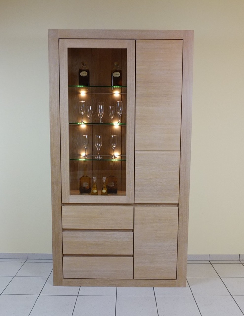Reken Vitrine, Glasschrank modern, Eiche massiv, grifflos, hell, geölt oder lackiert, 2-türig, Breite 110 cm, Modell: Vitrine Reken asymetrisch