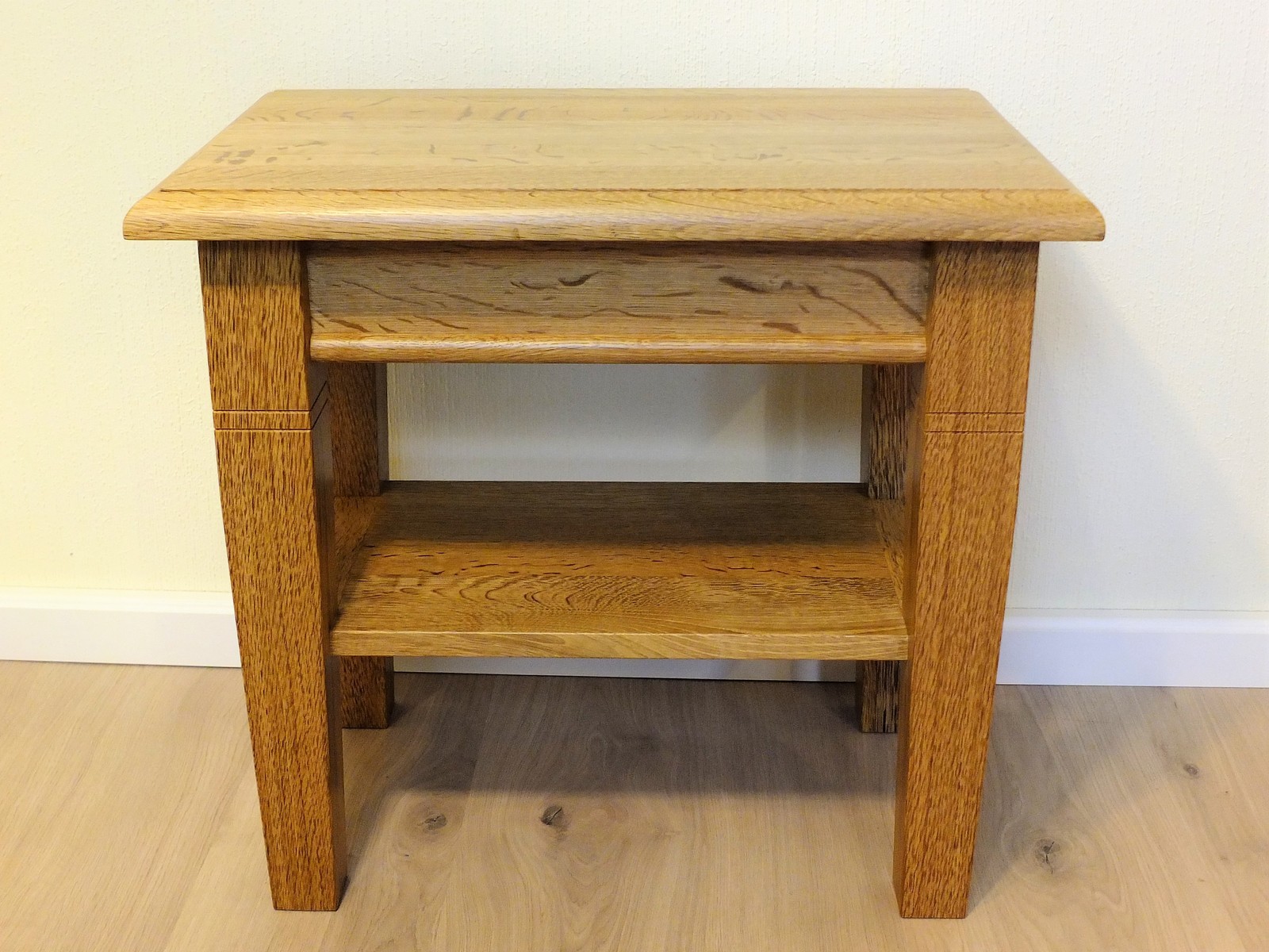 Couchtisch / Wohnzimmertisch / Beistelltisch / kleiner Tisch Ecktisch / Eiche massiv, Modell: Landhaus 60 X 40 cm - Höhe 60 cm, mit Ablage