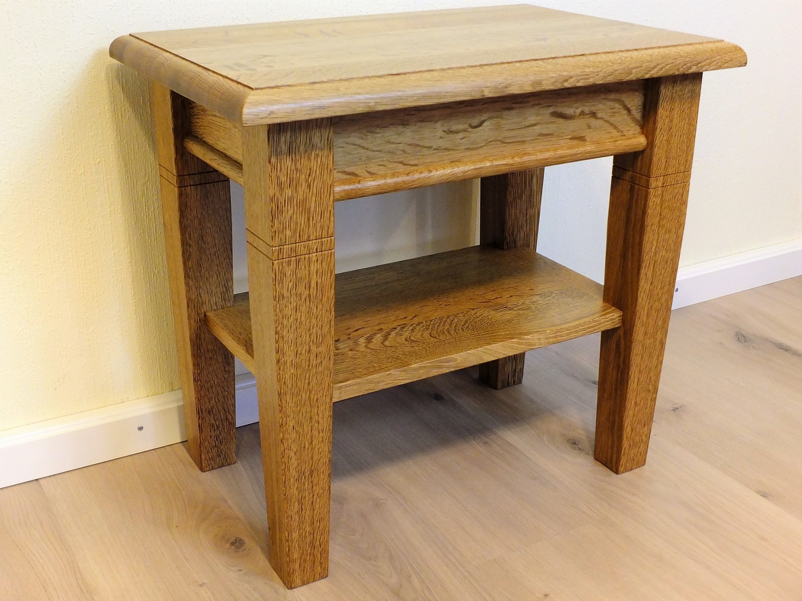 Couchtisch / Wohnzimmertisch / Beistelltisch / kleiner Tisch Ecktisch / Eiche massiv, Modell: Landhaus 60 X 40 cm - Höhe 60 cm, mit Ablage