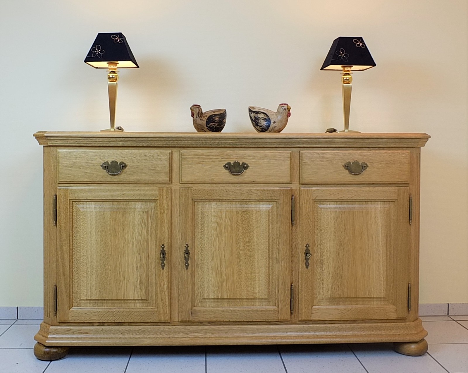 Legden Anrichte 3-türig / Sideboard / Kommode Breite 160 cm Höhe 90 cm gelaugt rustikal, Modell: Anrichte Legden 3-türig / Eiche vollmassiv