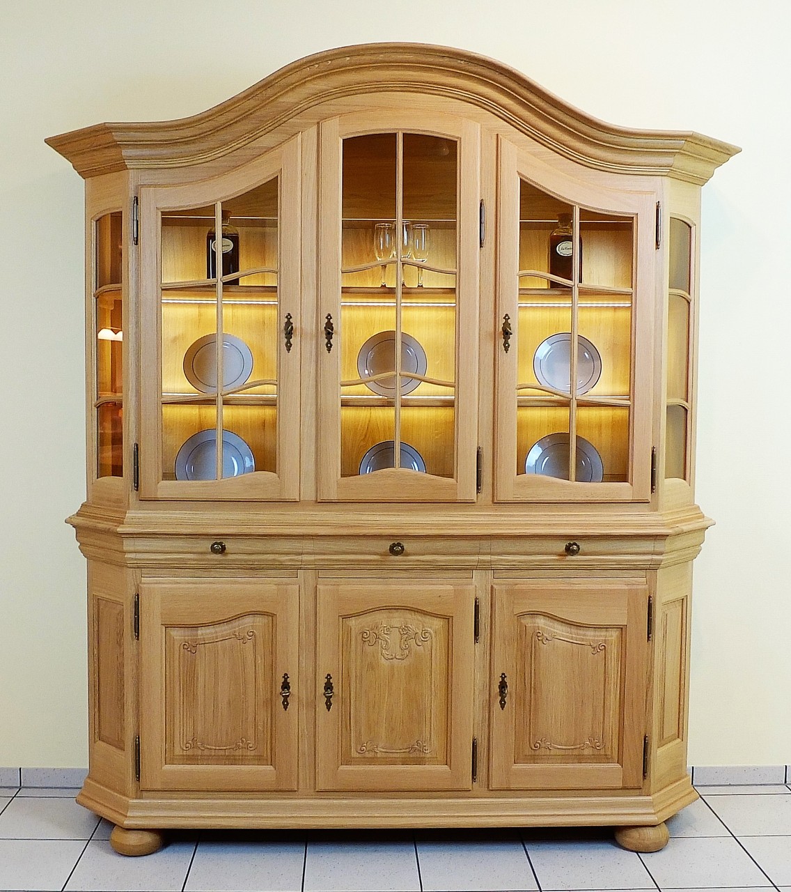 Soltau Vitrine / Bogenvitrine / Glasvitrine / rustikal gelaugt, Eiche voll massiv, Modell: Soltau 3-türig ohne Nische