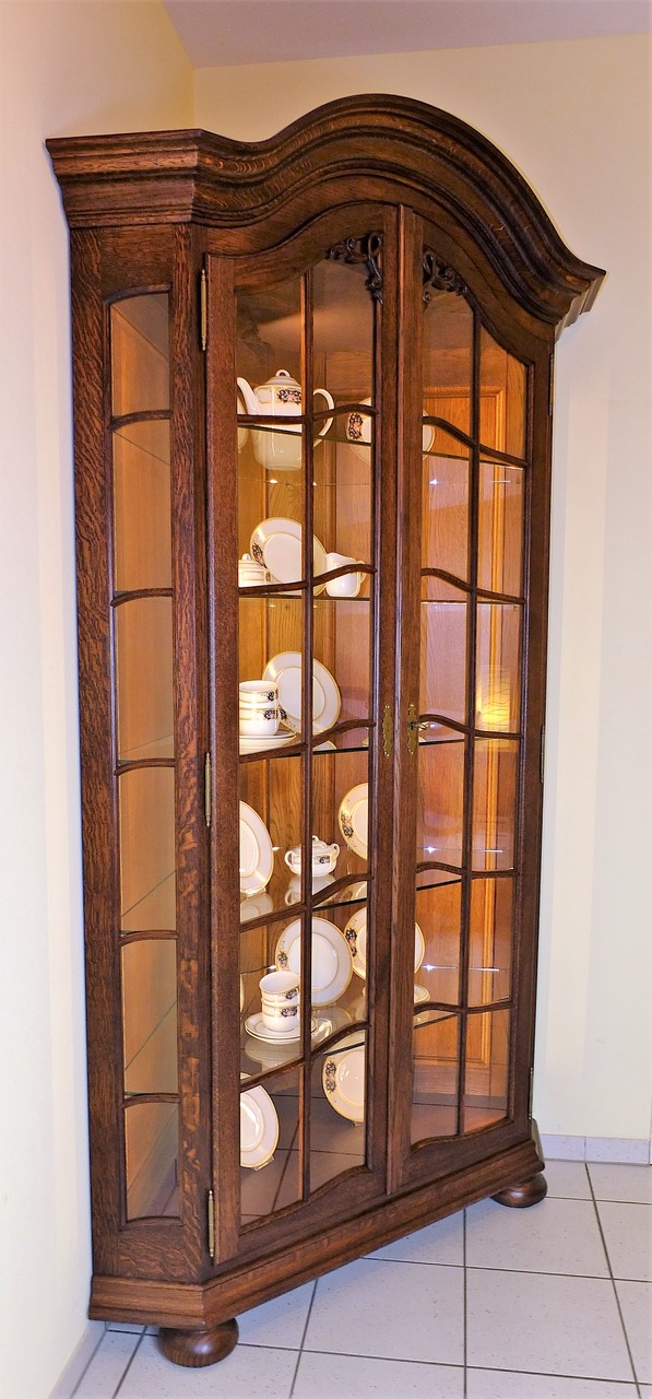 Soltau Eck-Vitrine / Bogenvitrine / Schauvitrine / rustikal gebeizt, Eiche voll massiv, Modell: Schauvitrine Soltau 2-türig ohne Schubladen