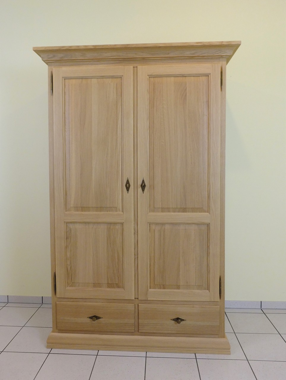 Montreux Dielenschrank / Porzellanschrank / Flurschrank / Breite 125 cm Höhe 190 cm / 2-türig Eiche Massiv / auch in Buche oder Kirschbaum möglich