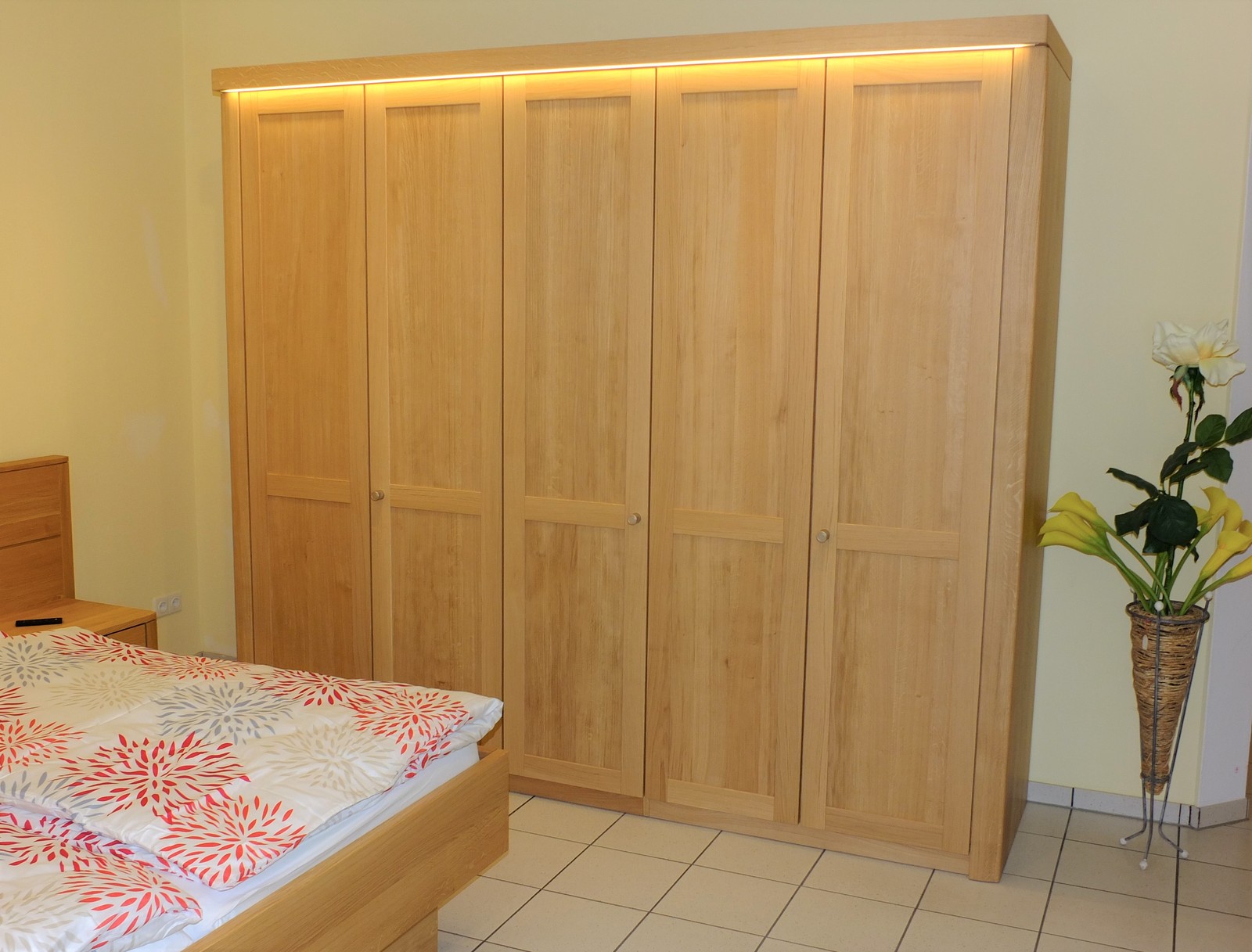 Lavesum Kleiderschrank / Schlafzimmerschrank , Eiche, Asteiche, Buche oder Kirschbaum vollmassiv - Fronten auch als Schiebetüren und auch mit lackiertem Glas möglich