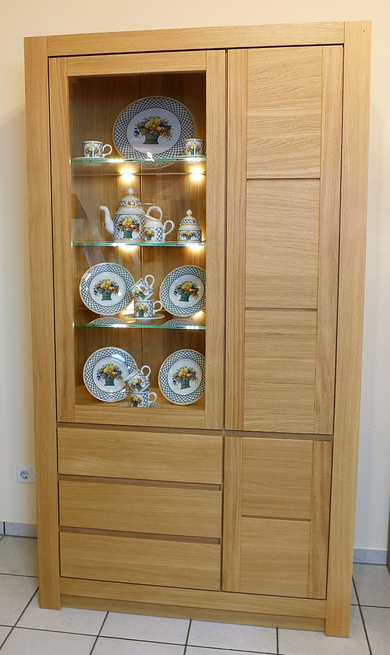 Schermbeck Vitrine 2-türig Eiche massiv Breite 110 cm Höhe 200 cm - asymetrisch modern - ohne Beleuchtung - auch in Asteiche Buche oder Kirschbaum möglich