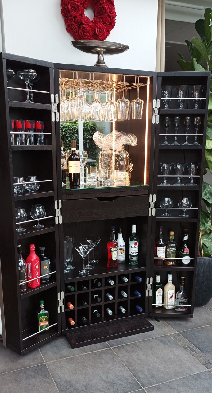 Barschrank / Weinschrank / Schnapsschrank mit Koffertüren und Innenbeleuchtung Eiche massiv - modernes Möbelstück für die Unterbringung diverser Flaschen, Gläser und anderer Bar-Artikel