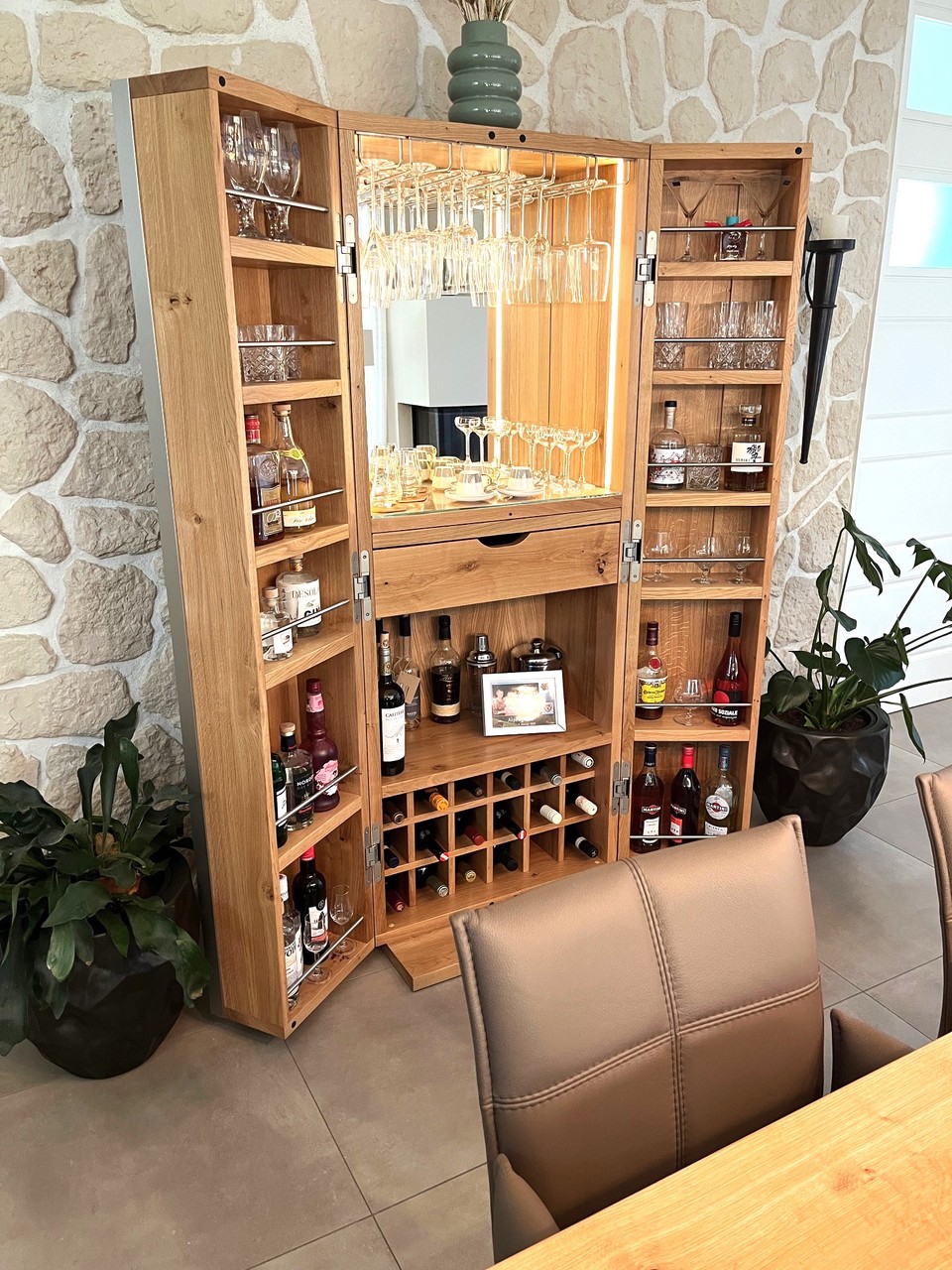 Barschrank / Weinschrank / Schnapsschrank mit Koffertüren und Innenbeleuchtung Eiche massiv - modernes Möbelstück für die Unterbringung diverser Flaschen, Gläser und anderer Bar-Artikel
