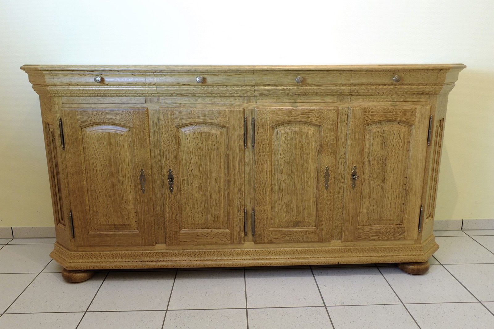 Schwerin Anrichte 4-türig / Sideboard / Kommode Breite 180 cm Höhe 90 cm gelaugt rustikal, Eiche vollmassiv