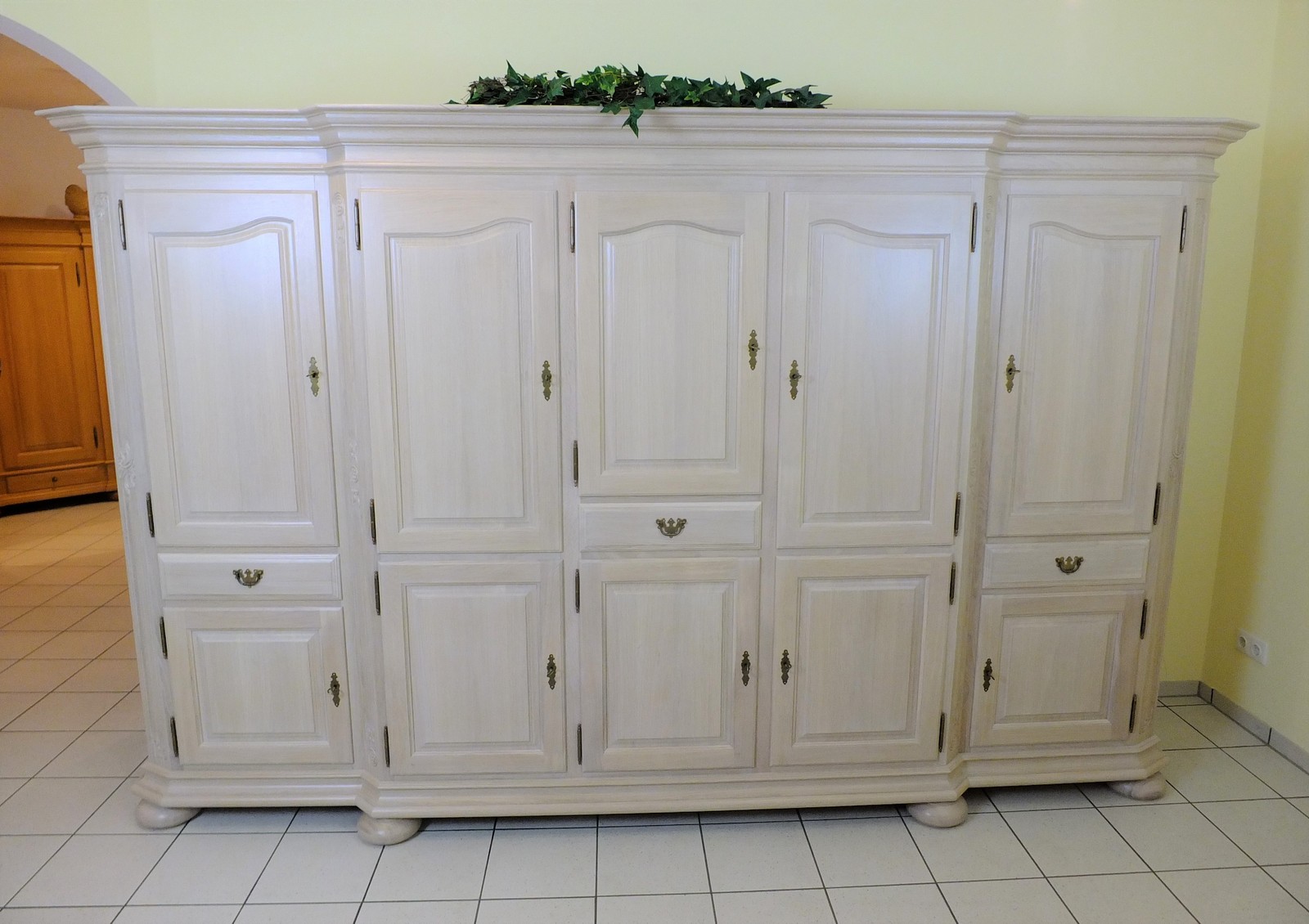 Gerona Schrank 5-türig / Wohnschrank mit Kleiderfach - Breite 320 cm Höhe 220 cm Eiche salin (weiß) gebeizt , Eiche vollmassiv - klassisches Möbelstück mit moderner Oberfläche