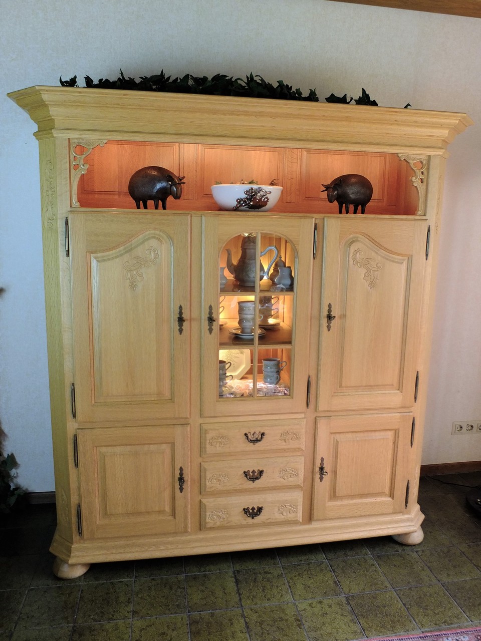 Münster Wohnschrank 3-türig - Stil Schrank mit Deko-Nische - Eiche massiv gelaugt - Breite 176 cm Höhe 183 cm Tiefe 63 cm