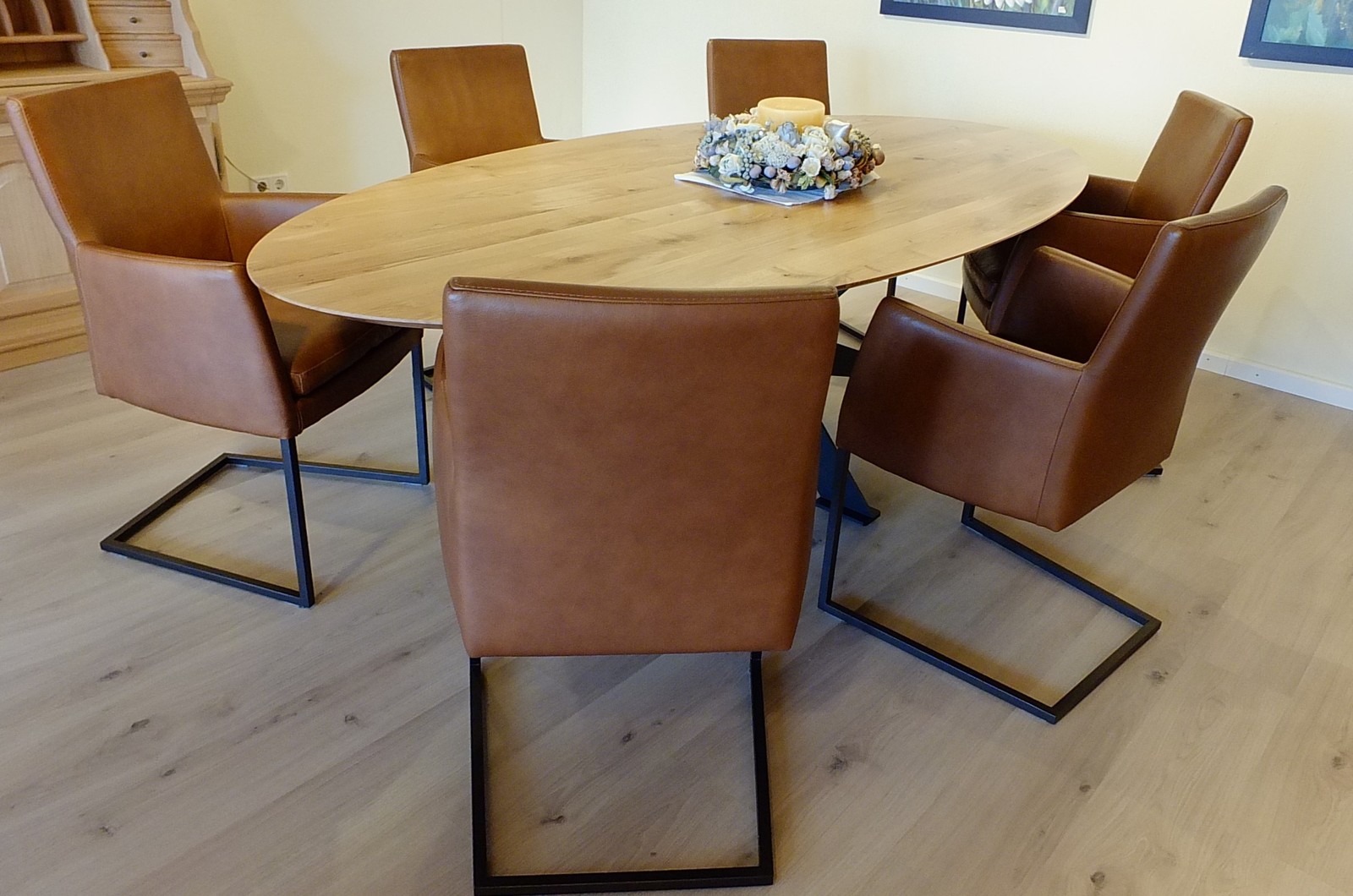 Esstisch Ellipse mit Stahlgestell / Platte Asteiche Natur mit DD-Lack versiegelt / 240 x 120 cm Höhe 76 cm - Abverkauf Ausstellungsstück 2.490,00 € (Preis ohne Stühle)