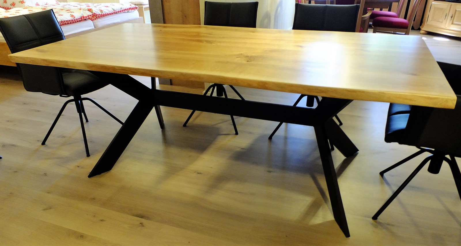 Esstisch mit echter Baumkante mit Stahlgestell / Platte Asteiche bzw. Wildeiche Natur mit DD-Lack versiegelt / 200 x 100 cm Höhe 76 cm - Abverkauf Ausstellungsstück 2.190,00 € (ohne Stühle)