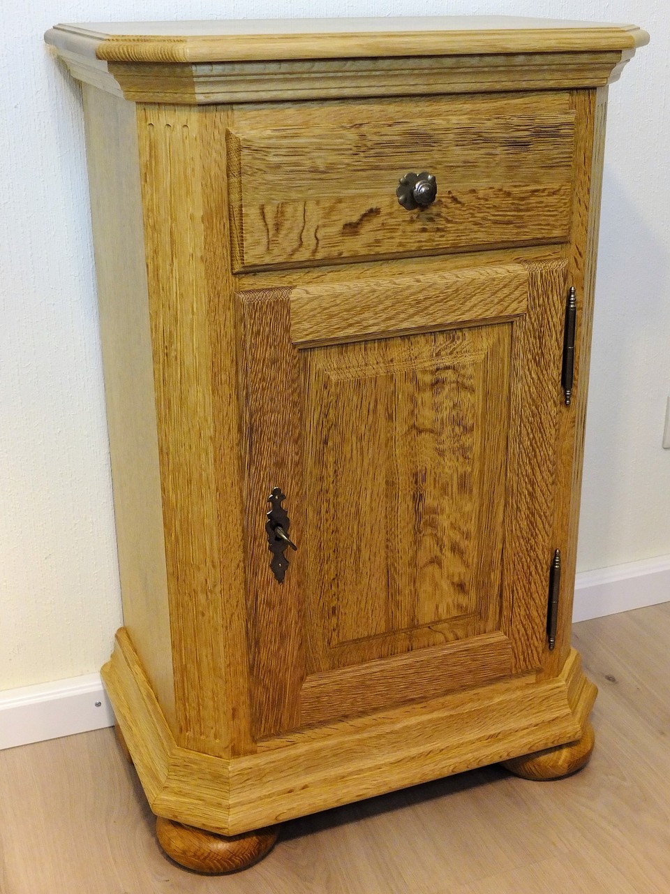 Legden Anrichte 1-türig / Milchschrank / Kommode Breite 55 cm Höhe 85 cm gelaugt rustikal, Modell: Anrichte Legden 1-türig / Eiche vollmassiv