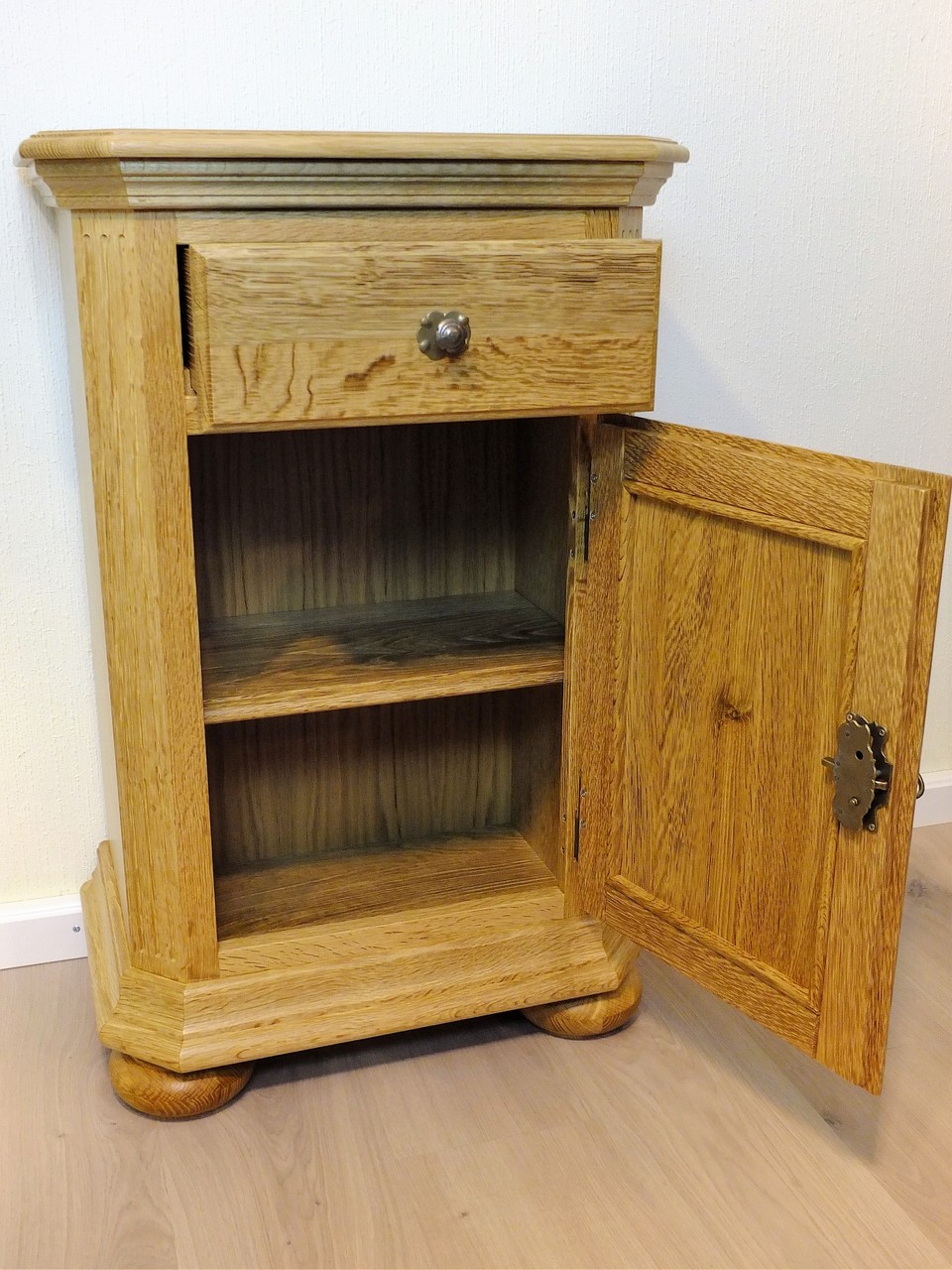 Legden Anrichte 1-türig / Milchschrank / Kommode Breite 55 cm Höhe 85 cm gelaugt rustikal, Modell: Anrichte Legden 1-türig / Eiche vollmassiv