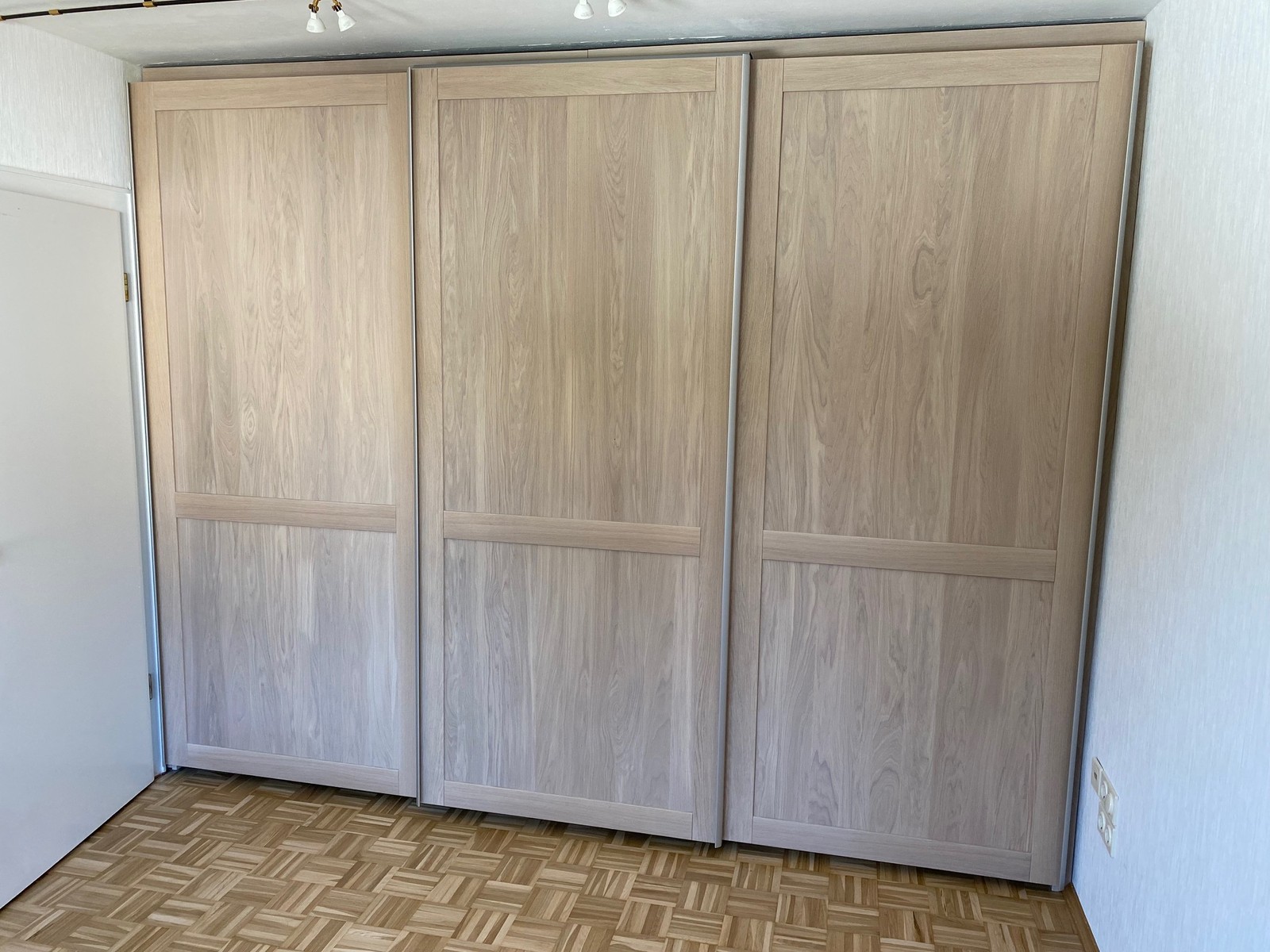 Lavesum Kleiderschrank mit Schiebetüren 3-türig / Schlafzimmerschrank , Eiche, Asteiche, Buche oder Kirschbaum vollmassiv - Fronten mit lackiertem Glas möglich / Schwebetürenschrank / Schiebetürenschrank