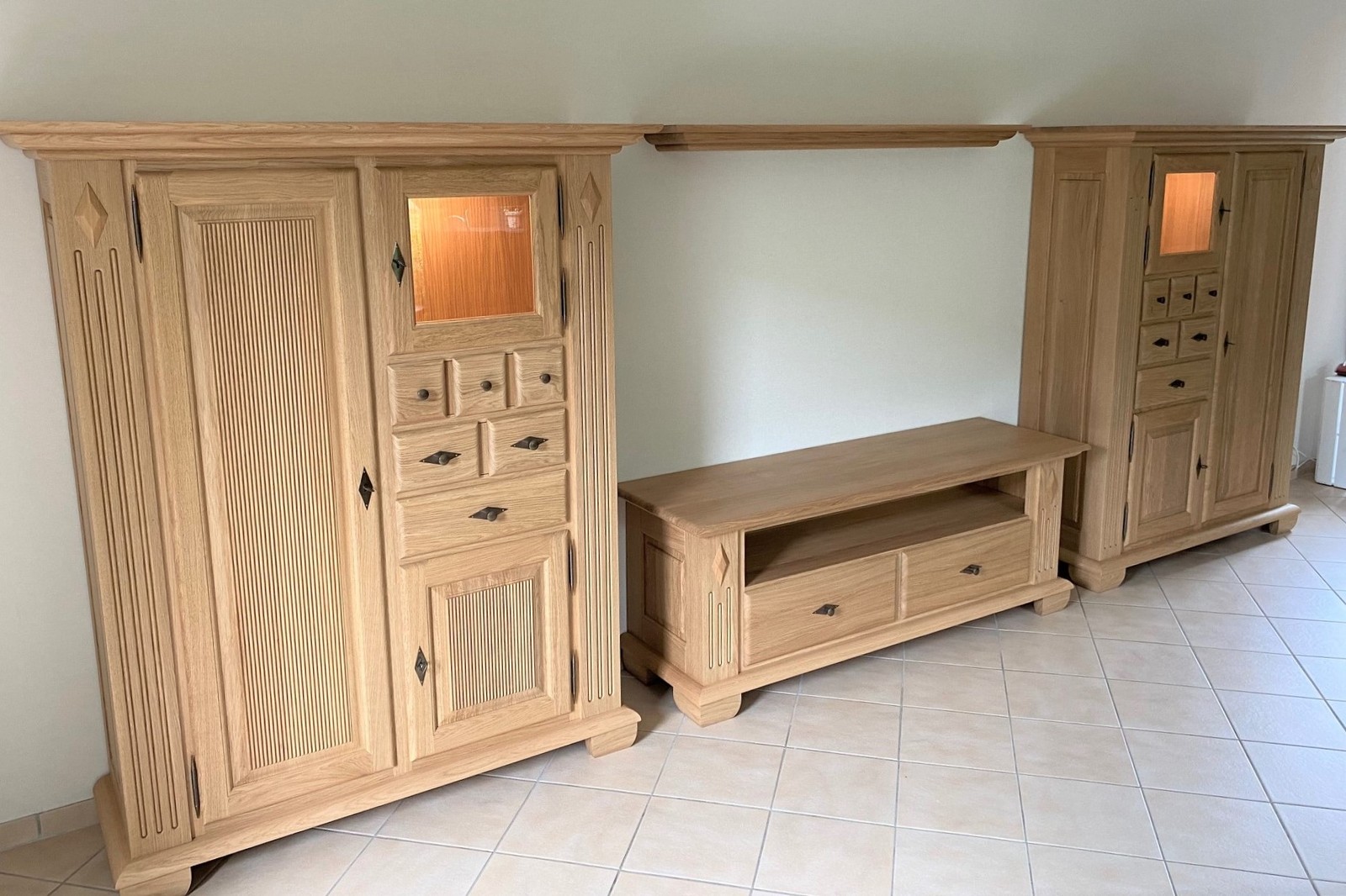 Perigo TV-Kombination mit 2x Wirtschaftsschrank und TV-Lowboard - Eiche massiv - viele Möglichkeiten im Landhausstil - auch in Asteiche, Buche oder Kirschbaum möglich