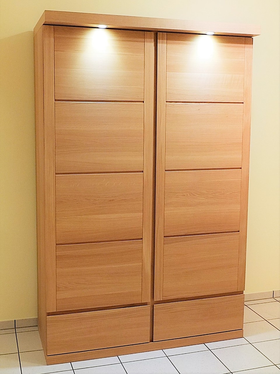 Moderna Garderobenschrank - Eiche massiv - Breite 115 cm Höhe 205 cm - geradliniges modernes Design mit waagerechten Akzentfugen - auch in Asteiche, Buche oder Kirschbaum möglich