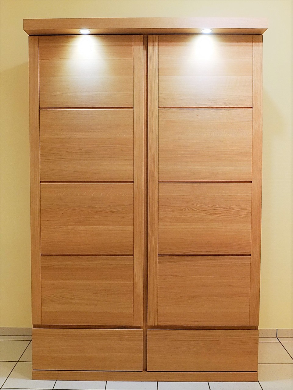 Moderna Garderobenschrank - Eiche massiv - Breite 115 cm Höhe 205 cm - geradliniges modernes Design mit waagerechten Akzentfugen - auch in Asteiche, Buche oder Kirschbaum möglich