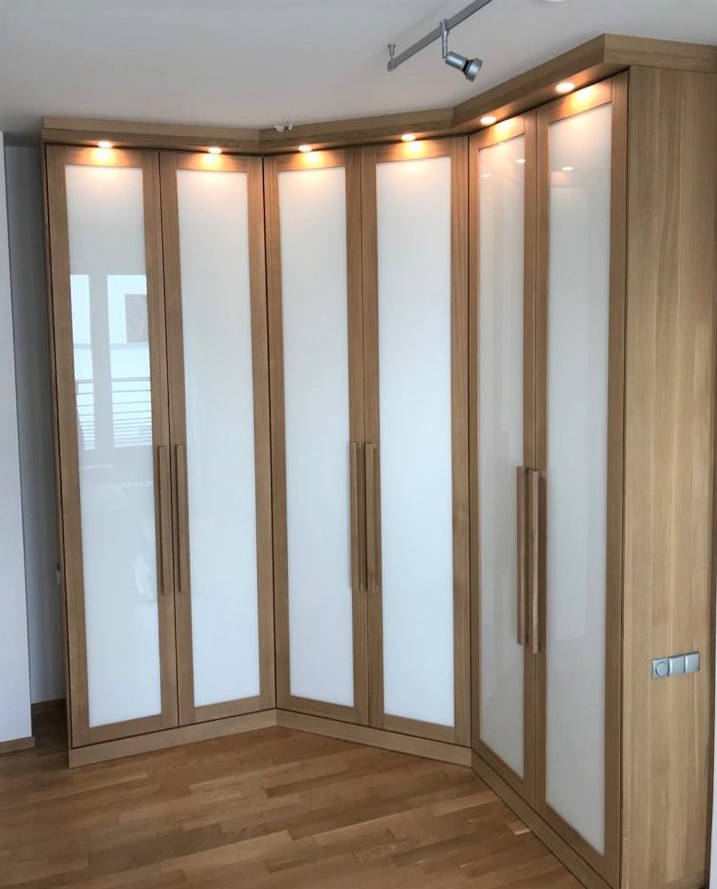 Köln Eck-Kleiderschrank - Türen mit lackiertem Glas - Maßanfertigung - auch als gerader Schrank möglich - modern geradlinig - Eiche massiv , auch in Asteiche, Buche oder Kirschbaum möglich