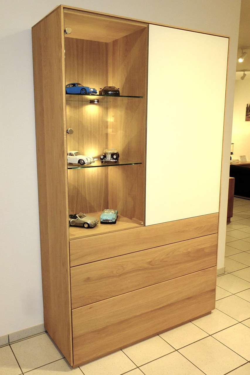 Luna Vitrine Vitrinen-Schrank - Breite 120 cm Höhe 200 cm Tiefe 45 cm - Fronten Push to open - mit weiß lackiertem Glas - Eiche vollmassiv - modern Grifflos