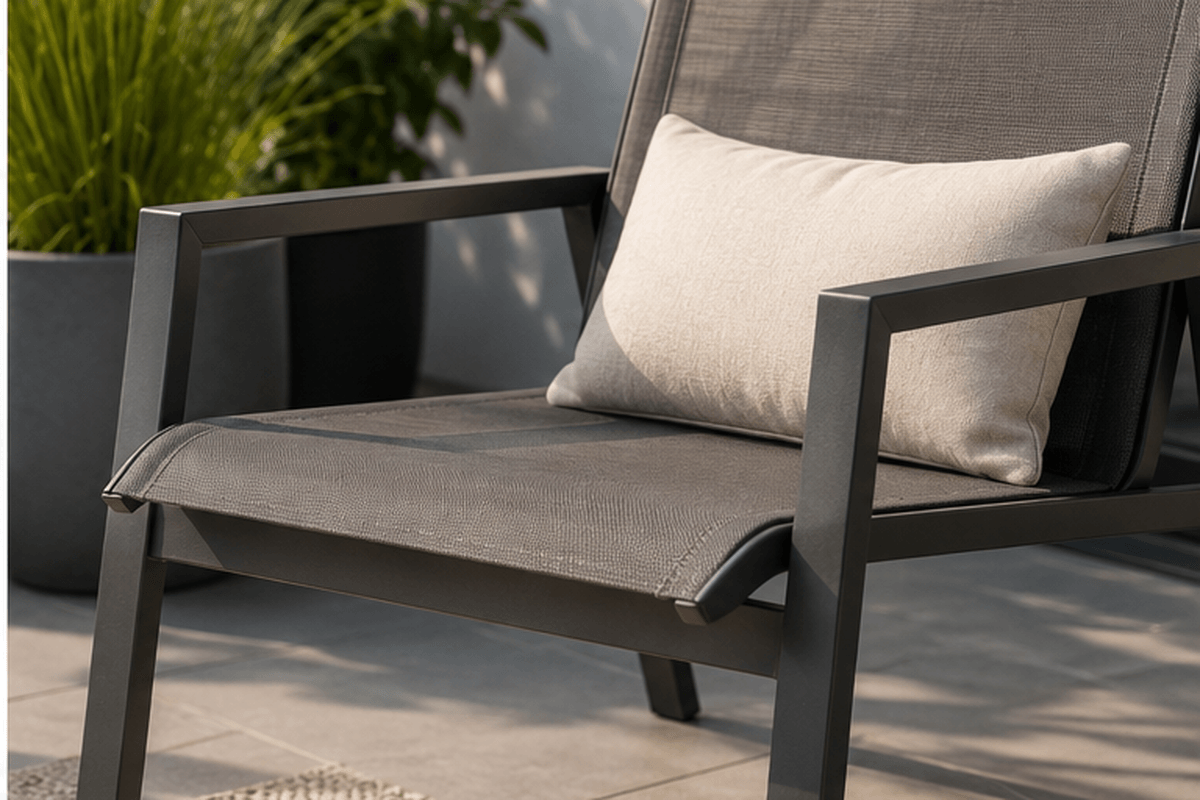 Leichte Aluminium-Lounge mit Textilene-Bezug auf einem modernen Balkon