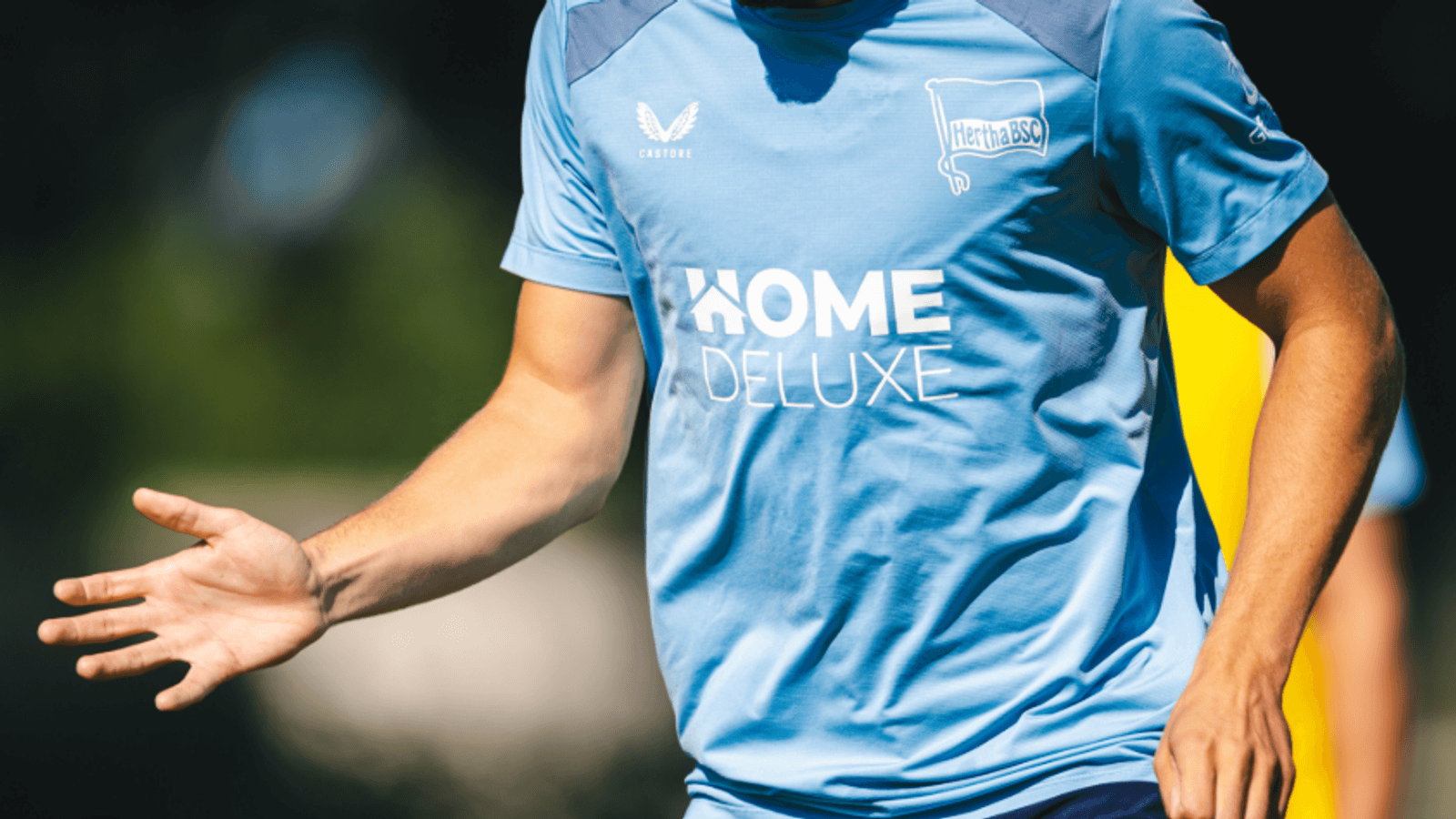 Home Deluxe wird Trainingswear-Partner von Hertha BSC – Fußballstadion bei Flutlicht