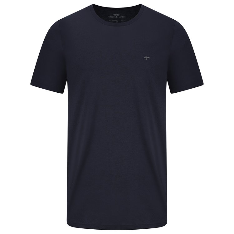Extra lang geschnittenes T-Shirt in dunkelblau mit Rundhals-Ausschnitt und Logo-Applikation auf Brusthöhe.