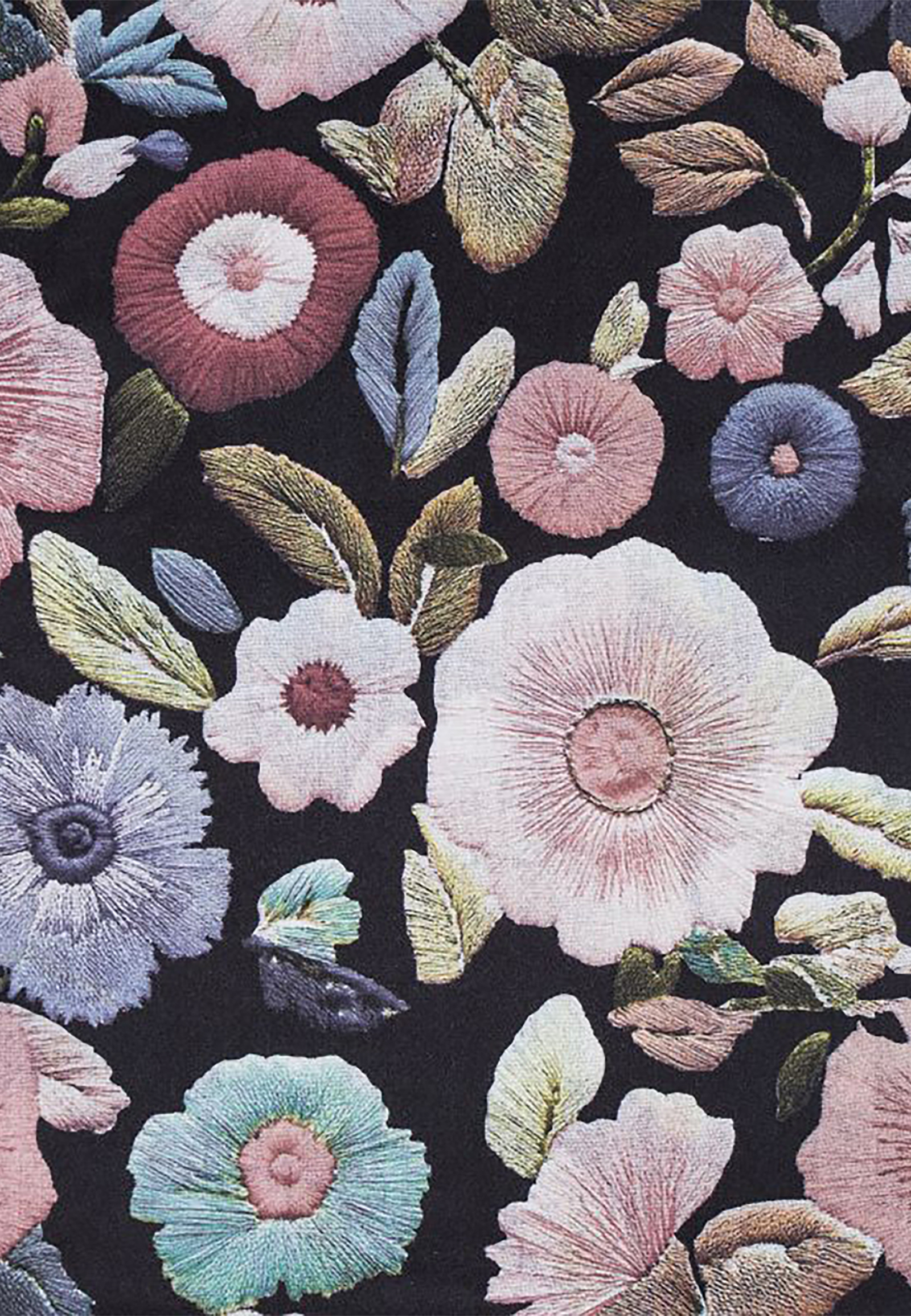 810410_753c64081572e05cb00335f79529ce6c_001.jpg Rechteckschal Detailreicher Blumenprint Kurze Fransen