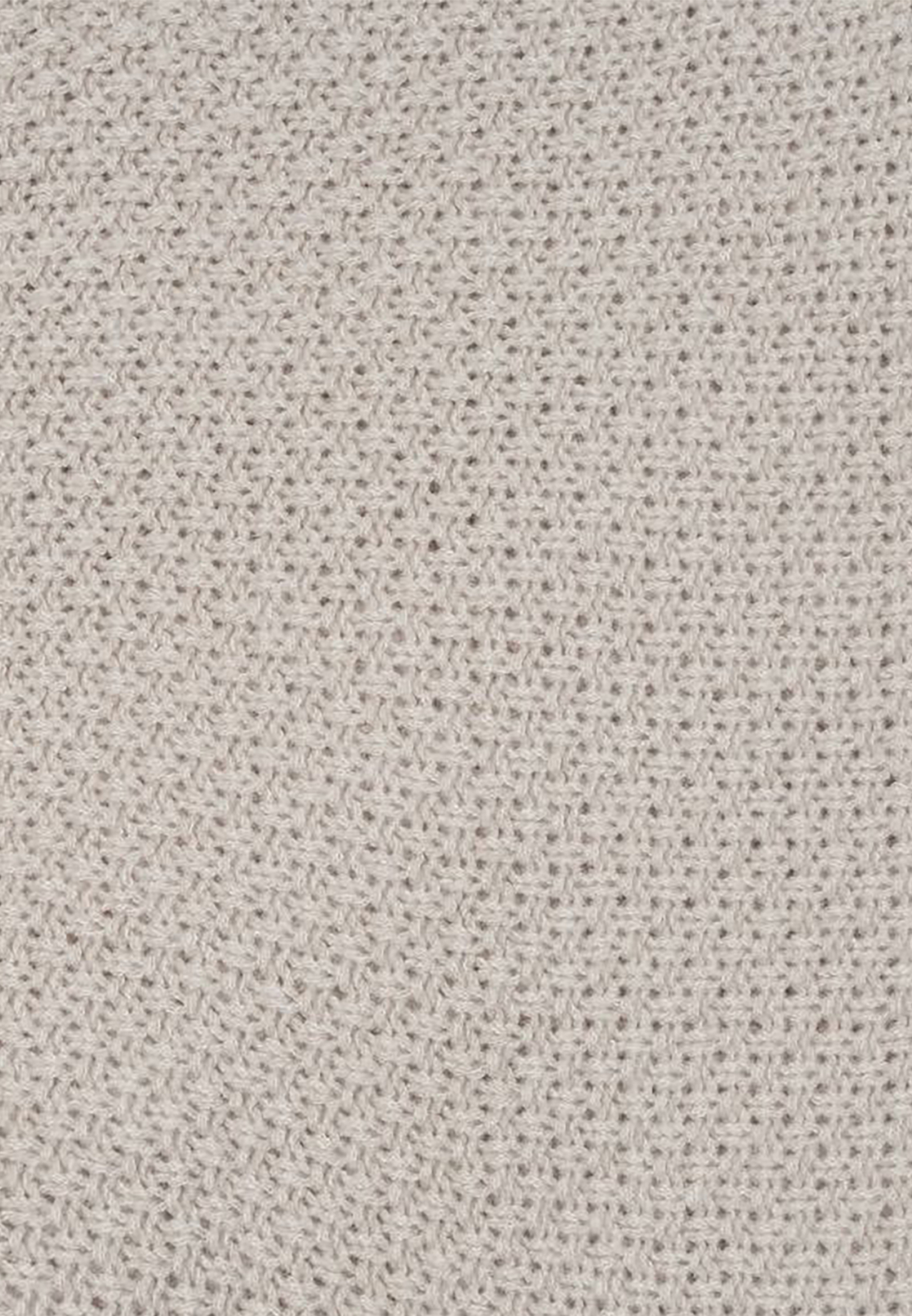 810419_59d56b57081d44e822a68fe95982f69e_001.jpg Dreieckstuch Offene Strickstruktur Umlaufender Fransenrand