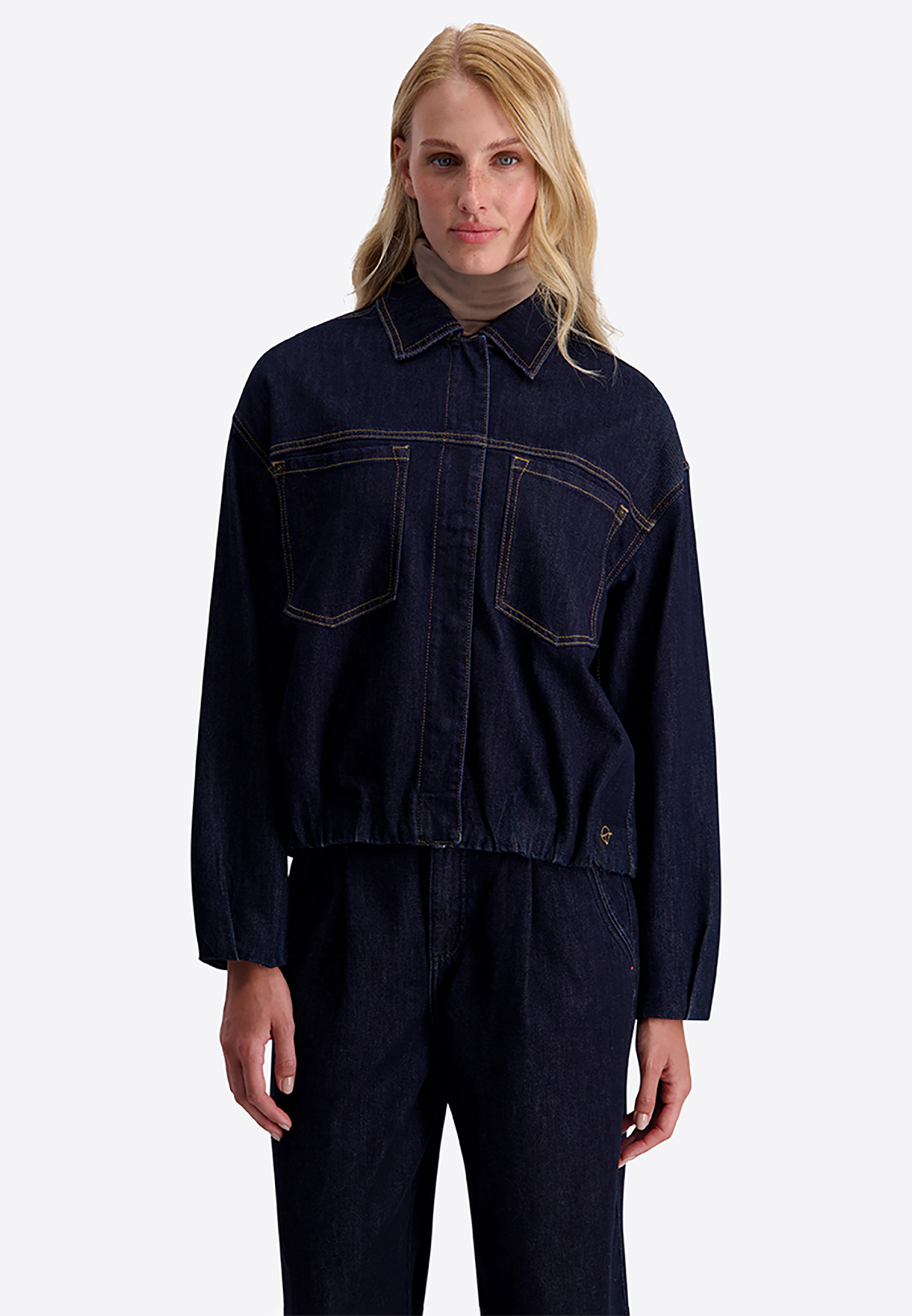 Jeansjacke Brusttaschen Kontrastnähte Elastischer Saum Jeansjacke Brusttaschen Kontrastnähte Elastischer Saum
