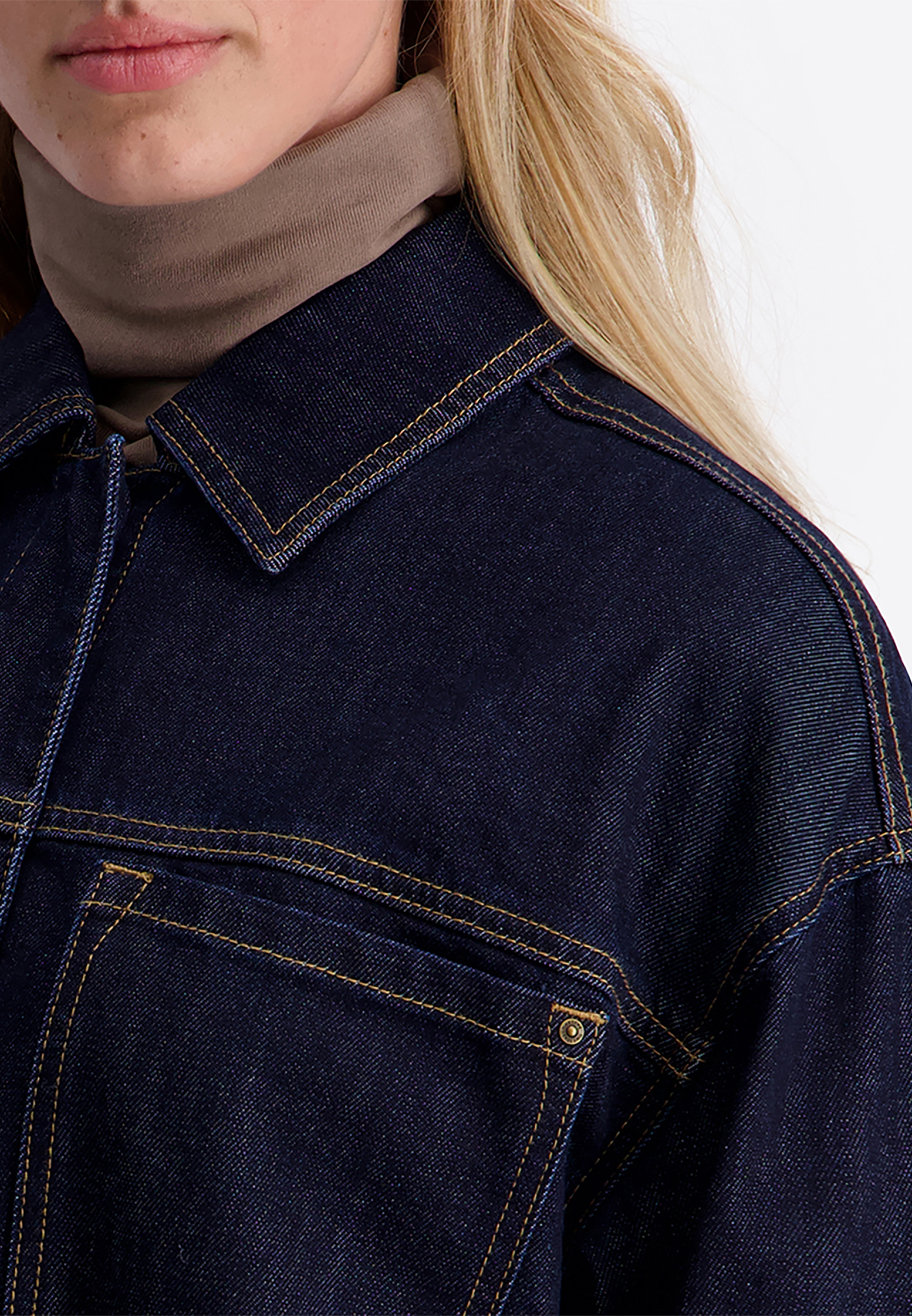Jeansjacke Brusttaschen Kontrastnähte Elastischer Saum Jeansjacke Brusttaschen Kontrastnähte Elastischer Saum