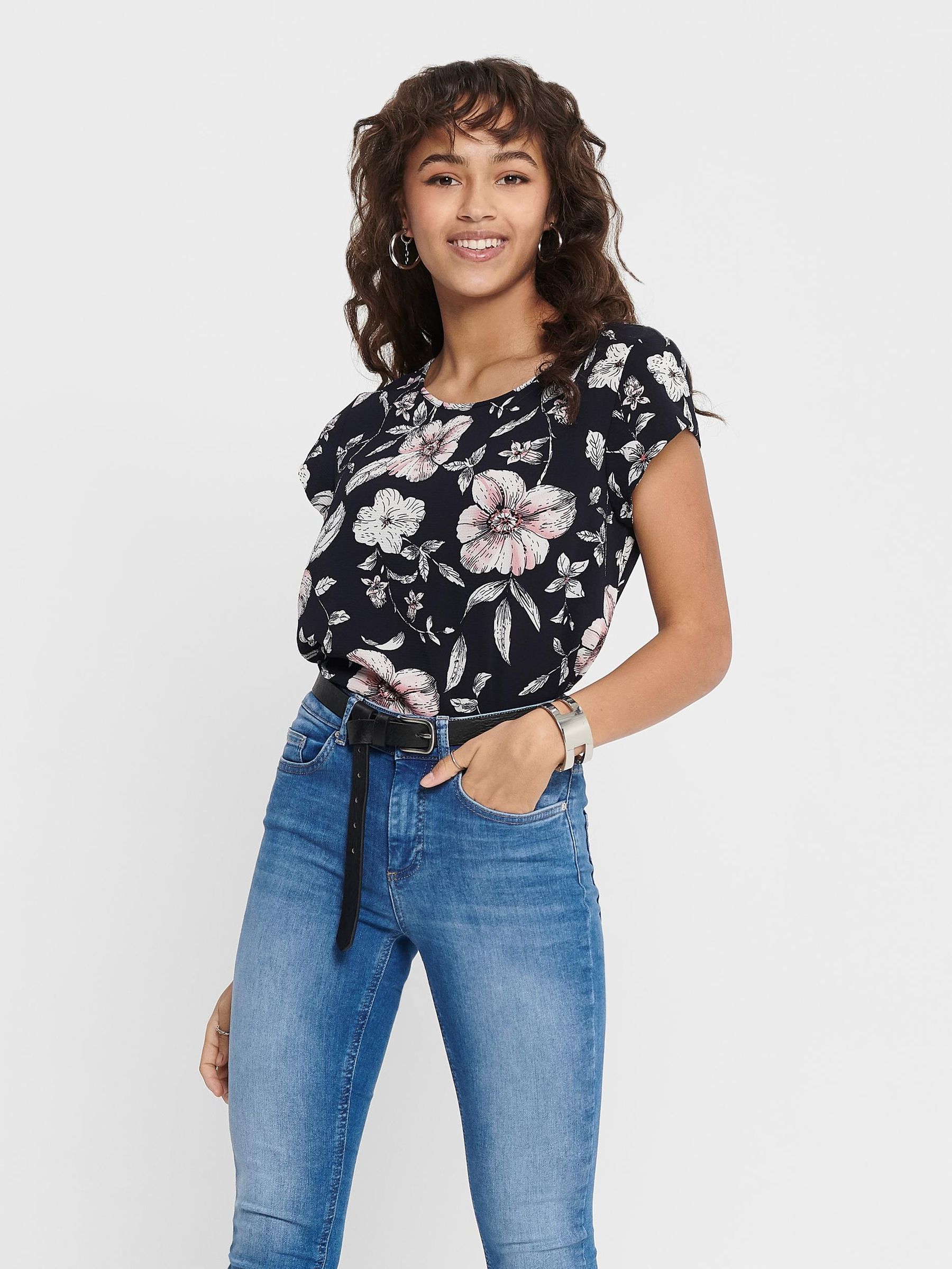 ONLY_Noos2023_3292302_15161116_3.jpg Print Kurzarm Bluse Basic Rundhals Blouse Shirt Oberteil ONLVIC
