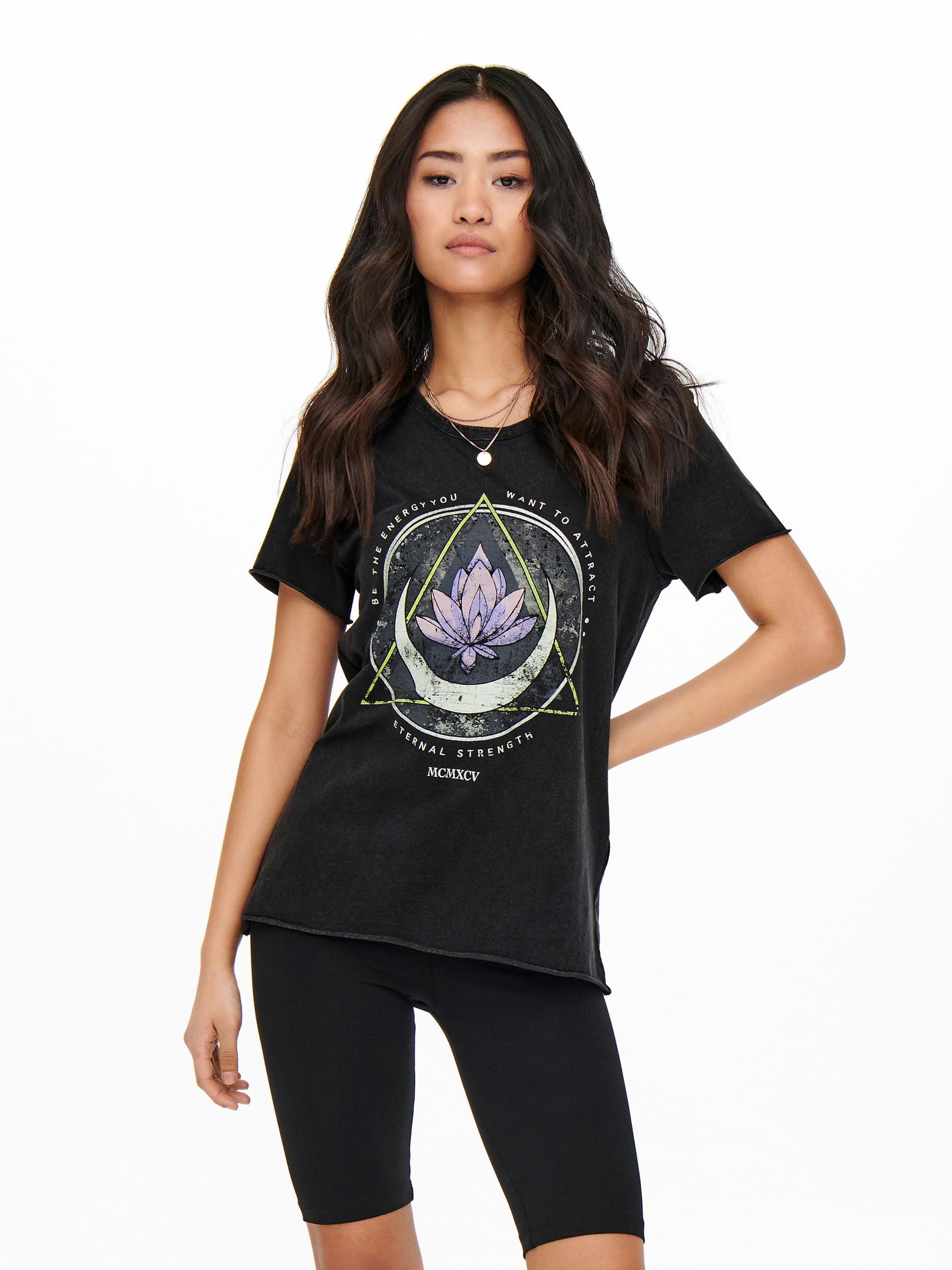 ONLY_AutumnWinter2020_3902614_15215721_3.jpg Bedrucktes T-Shirt Kurzarm Printed Rundhals Top mit Schrift ONLLUCY